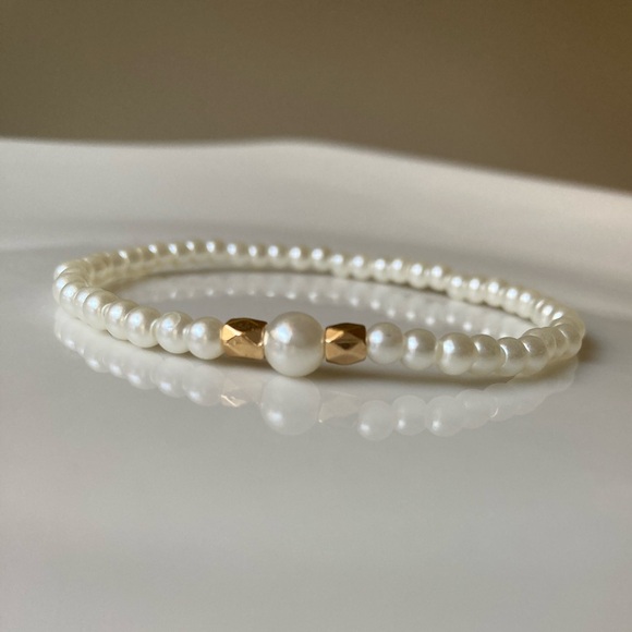 Delicate & Simple Style Design Pearl Bracelet - Picture 1 of 7
